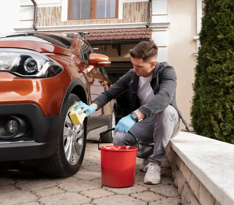 Lavage auto à domicile Pontarion : professionnel intervenant sur un véhicule